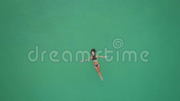 外泻湖水面女孩游泳俯视图视频的预览图