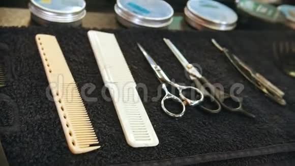 理发师收集布上的剪刀和梳子视频的预览图
