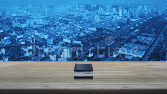 城楼街道高速公路和摩天大楼的木制桌子上的现代智能手机屏幕上的出租车平板图标视频的预览图