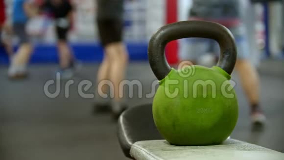 一个拳击手训练健身房前台重20公斤视频的预览图