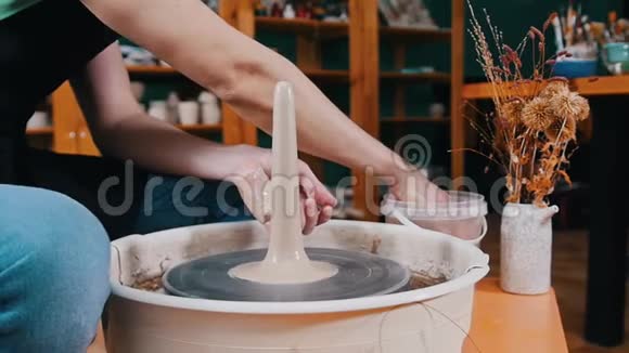 陶工在陶工的车轮上旋转一块较长形状的粘土视频的预览图