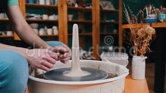 陶器工艺一块较长形状的粘土在陶工车轮上旋转视频的预览图