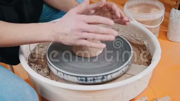 一个人工陶工慢慢地形成粘土视频的预览图