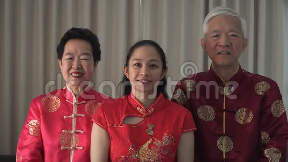 中国新年家庭礼礼礼手掌拳挥掌视频的预览图