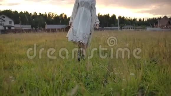 梦中的女人在傍晚的草地上走来走去视频的预览图