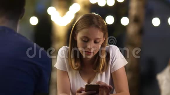 有吸引力的年轻女人在约会时使用手机不注意男孩视频的预览图