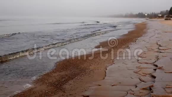 秋天湖上的晨雾沙滩上覆盖着冰视频的预览图