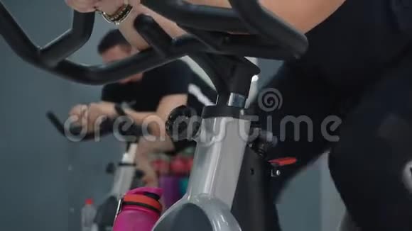 在自行车课上锻炼的漂亮专注女性视频的预览图