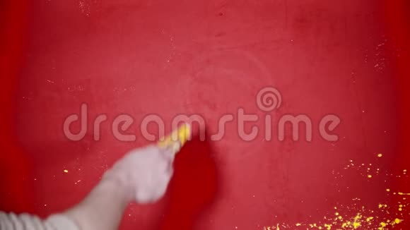 一只手在红墙上画着一张浅黄色的笑脸视频的预览图