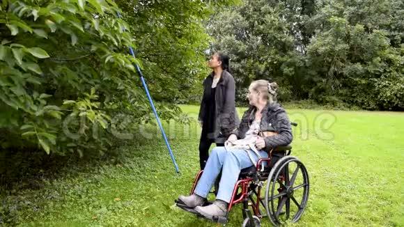 残疾女性和亚洲朋友采摘核桃照顾者照顾者Real保健视频的预览图