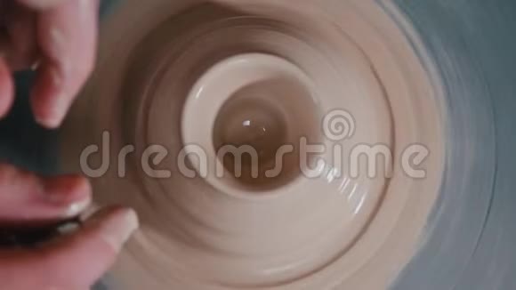 陶工雕刻粘土的加深视频的预览图