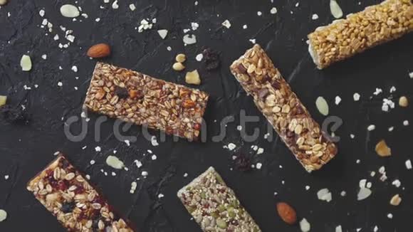 自制无麸质燕麦棒与混合坚果种子干果视频的预览图