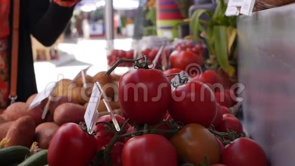 在当地农贸市场采摘新鲜有机蔬菜的女人视频的预览图