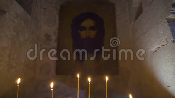 老教堂的蜡烛和图标视频的预览图