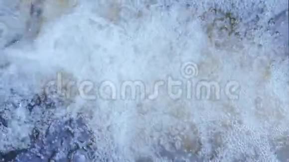 污水排入河流俯视视频的预览图