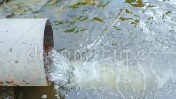 排水管道污水排入河流已使用的水视频的预览图