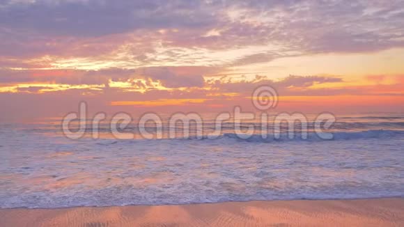 美丽的云彩金色的沙滩夕阳下的海浪视频的预览图