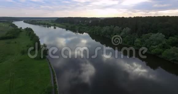 河面映着多云的天空视频的预览图