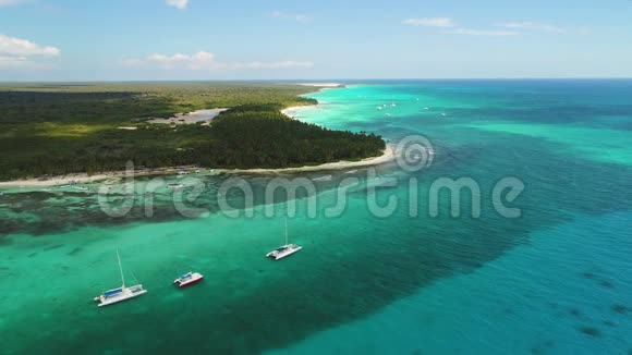帆船双体船帆船和快艇在海洋加勒比海的空中景色视频的预览图