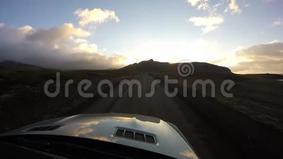 车辆行驶快速下坡农村道路多云沙漠高山绚丽景观第一人车坡山视频的预览图