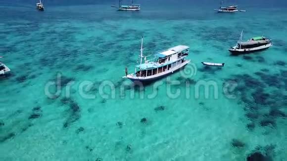 印度尼西亚东努沙登加拉拉布安巴约的菲尼西船和帕达尔岛视频的预览图