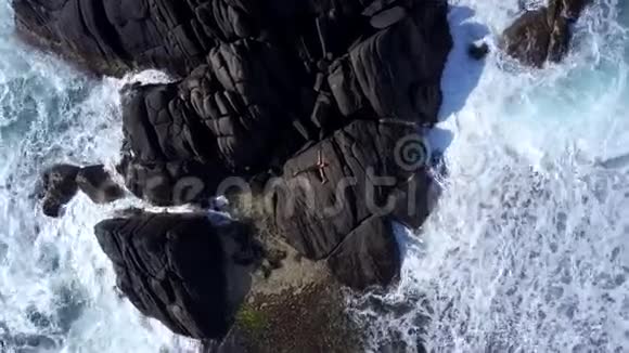 长发女孩在大灰岩上冥想瑜伽姿势视频的预览图
