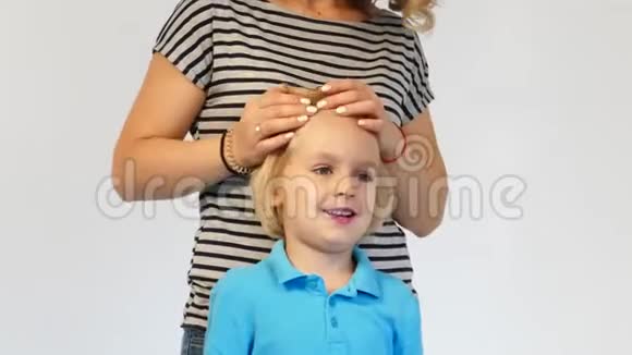 妈妈抚摸她儿子头发视频的预览图