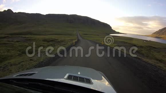 车辆行驶快速下坡乡村道路多云沙漠山岭山岭景观第一人车坡山视频的预览图