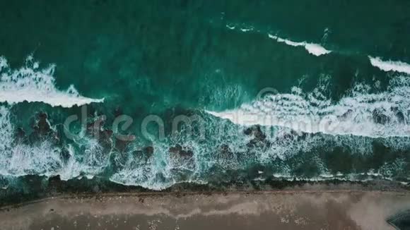 空中飞行绿松石的海洋波浪上有泡沫的纹理视频的预览图