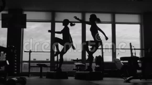 有教练的女孩一起做健身运动用的是运动健身视频的预览图