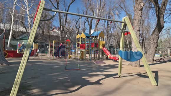 紧急状态期间摩尔多瓦基希讷乌中心大教堂广场公园内的空儿童游乐场视频的预览图