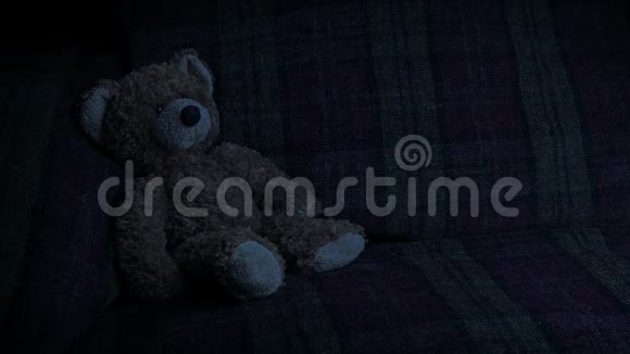 在黑暗的房间里路过玩具熊视频的预览图