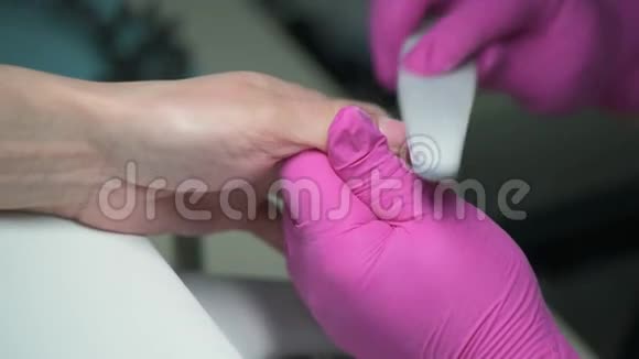 美甲美容师用指甲锉准备客户指甲然后用抛光特写镜头覆盖视频的预览图
