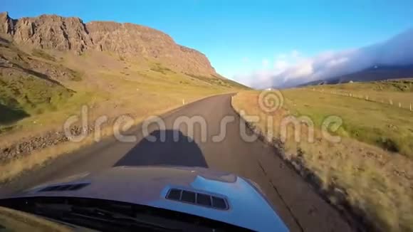 镜面湖红石山山山景观中的乡村道路令人难以置信的第一人车视频的预览图