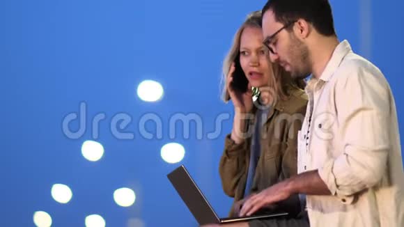 两个同事用笔记本电脑和年轻的女商人打电话视频的预览图