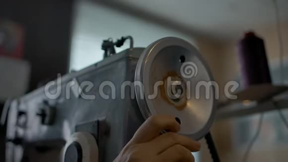 在工业缝纫机上工作裁缝的手纺平衡轮Atelier背景视频的预览图