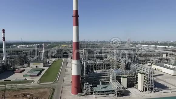 有炼油厂的工业区鸟瞰图视频的预览图