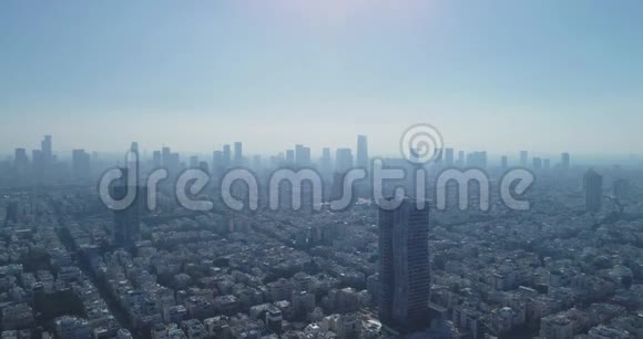 以色列的天际线从无人机在特拉维夫市中心上方的全景现代化的城市景观商业城市高视频的预览图