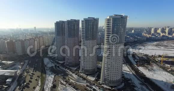 四座完全相同的摩天大楼在一座大都市的背景下视频的预览图