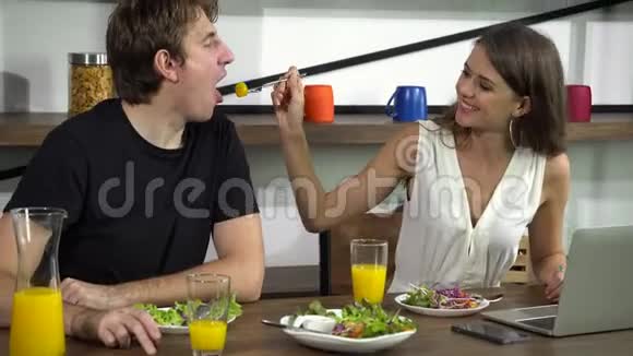 白夫妇在家吃饭时互相照顾视频的预览图