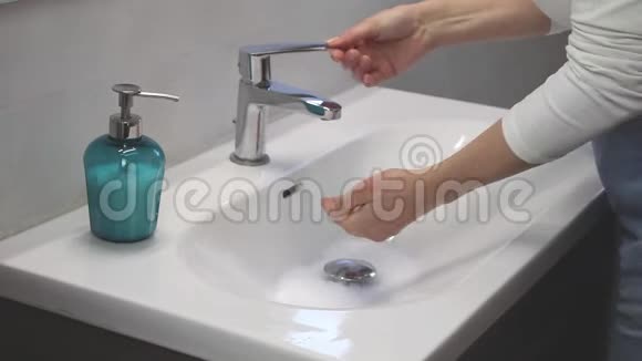 卫生概念用肥皂洗手视频的预览图