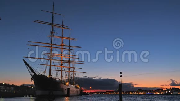 德国特拉维蒙德老城码头帕萨特船的夜景视频的预览图