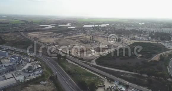 空中俯瞰以色列开阔的田野有交通道路和农业景观关于农学和视频的预览图