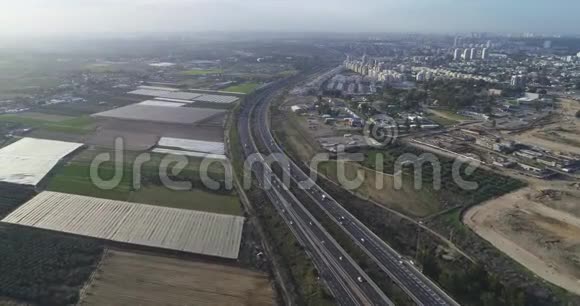 空中俯瞰以色列开阔的田野有交通道路和农业景观关于农学和视频的预览图