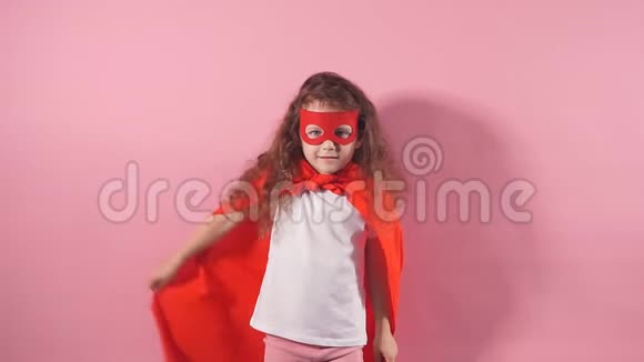 自信微笑的儿童超级英雄的肖像戴着红色斗篷眼睛上戴着面具想象自己是英雄视频的预览图