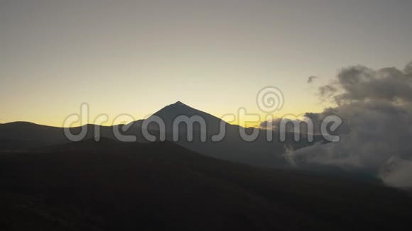 Tenerife上有云的山脉景观夜景视频的预览图