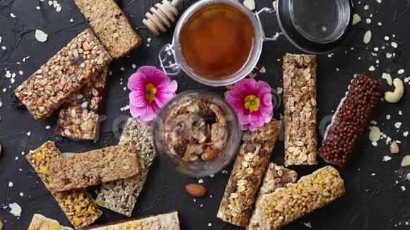 健康的超级食品成分各种燕麦能量蛋白棒与蜂蜜罐视频的预览图