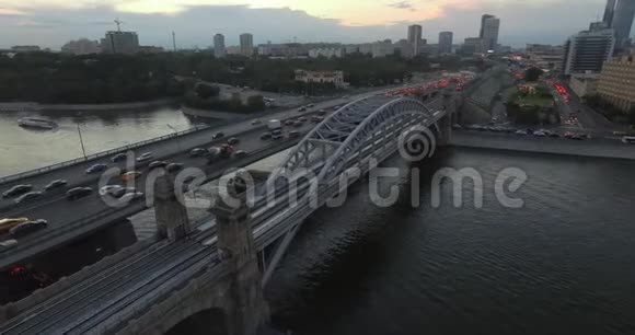 一座横跨城市河流的交通桥视频的预览图