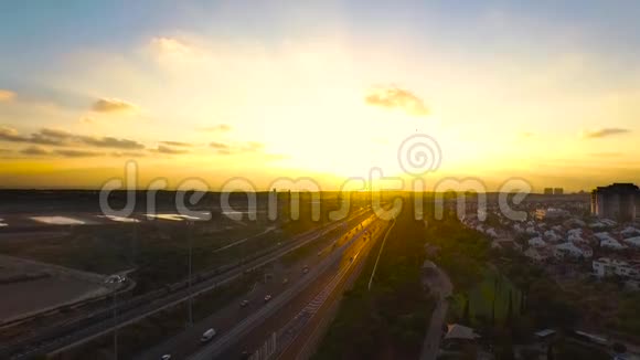 日落时俯瞰以色列开阔的田野交通道路和农业景观全景式视野视频的预览图