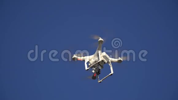 一架商用无人机在空中飞行视频的预览图